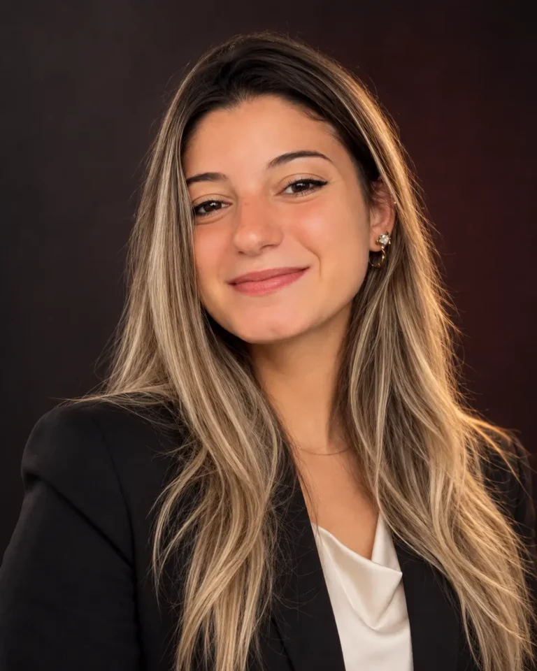 Erika Domingues Gama, advogada em Praia Grande, OAB/SP 454.029, em retrato de estúdio